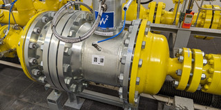 Blick auf die eingebaute Turbine in einer Gasdruckregelstation